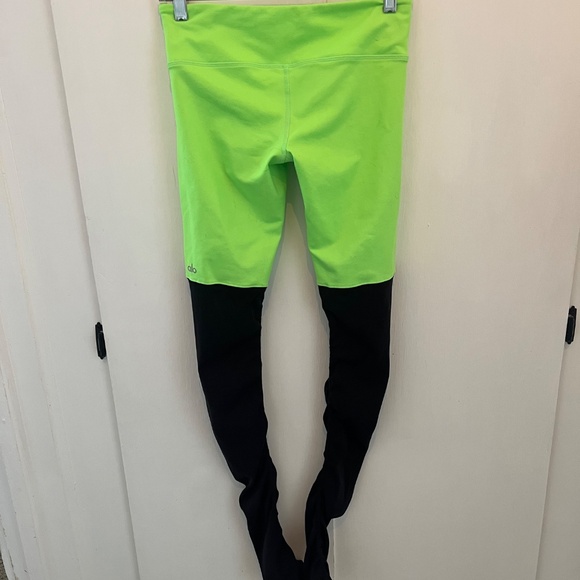 Alo Goddess Legging in Glowstick Glossy and Black size small - never worn - Picture 2 of 3